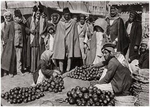 Mercado de frutas en Bagdad, Irak, 1925 de A. Kerim
