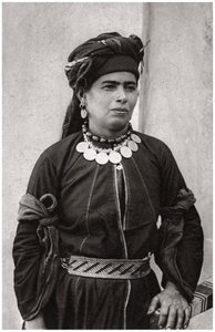 Dama kurda con su mejor traje, Irak, 1925 de A. Kerim