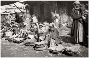 Suq El Khubur, un mercado de pan nativo, Bagdad, Irak, 1925