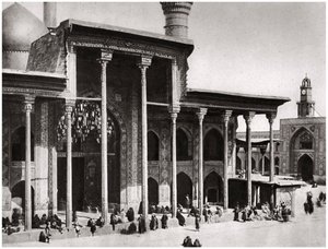 La puerta de entrada de la Mezquita Kadimain que conduce a la tumba del Imam Moosa Al Kadim, 1925