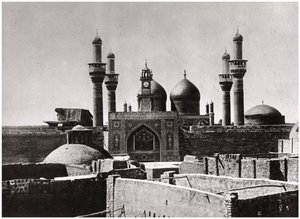 Las cúpulas doradas y los minaretes de la Mezquita al-Kadhimiya, Bagdad, Irak, 1925 de A. Kerim