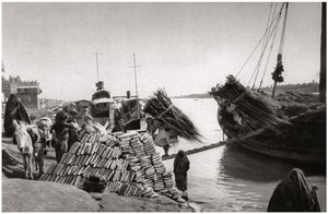 Descarga de carga de un barco, Muhaila, Bagdad, Irak, 1925 de A. Kerim
