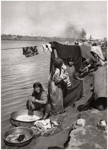 Lavanderas en las orillas del Tigris, Bagdad, Irak de A. Kerim