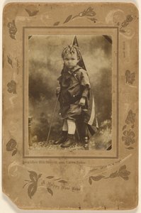 [Niño pequeño sosteniendo una bandera americana, de pie sobre una silla] de A. Rinin