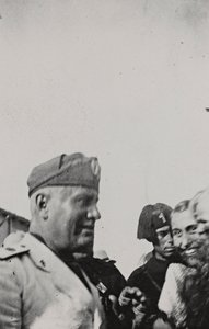Álbum "Duce": Benito Mussolini durante una visita oficial en Sicilia (foto en b/n) de A. Scarlata