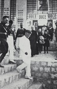 Benito Mussolini durante una visita oficial en Sicilia de A. Scarlata
