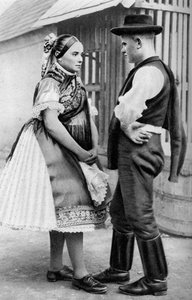 Una joven pareja eslovaca, Hungría, 1926 de A. W. Cutler