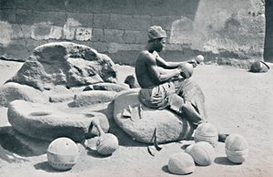 Un hombre Yoruba grabando cuencos de arcilla y jarras de agua, interior de Lagos, sur de Nigeria, 1912 de A. W. Gelston