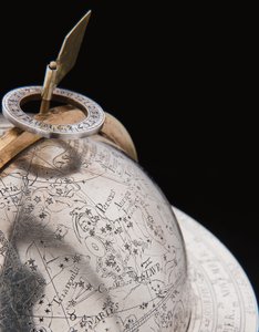Dos globos terrestres y celestes excepcionales, sostenidos por Hércules y Atlas, Augsburgo de Abraham Drentwett