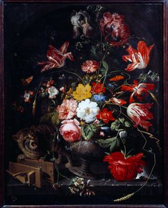 Gato derribando un jarrón de flores