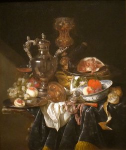Jarra de vino de plata, jamón y fruta