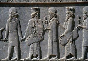Detalle de un friso procesional en el lado este del Palacio Apadana, Persépolis, Irán, c.518-465 a.C. (piedra gris)