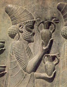 Fenicio llevando dos jarrones como ofrenda, detalle del friso en relieve en la escalera este del Apadana, período aqueménida, c.515 a.C. de Achaemenid