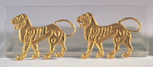 Dos secuencias de leones que fueron cosidas en túnicas ceremoniales, de Hamadan, c. siglo V-IV a.C.