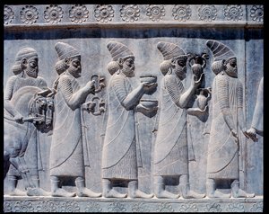 Vista de los relieves de las escaleras orientales: embajadores asirios trayendo ofrendas y regalos de Achaemenid