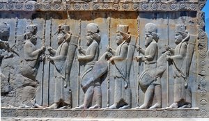Escultura mural que representa a la Guardia Real, Tachara, Persépolis, c. siglo VI-V a.C.
