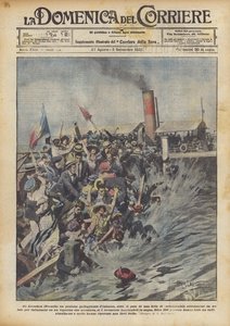En Arcachon (Francia) un pontón flotante de embarque, bajo el peso de una multitud