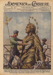 En la aguja más alta del Duomo de Milán se ha erigido un andamio alrededor de la Madonnina