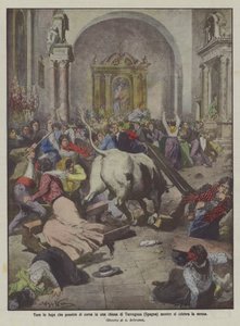 Toro en fuga que entra corriendo en una iglesia de Tarragona (España) mientras se celebra la misa