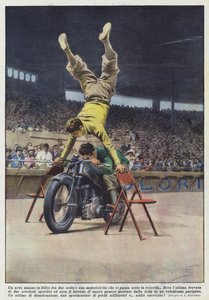 Un arco humano en equilibrio entre dos sillas y una motocicleta que pasa por debajo a velocidad de Achille Beltrame