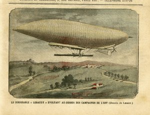 Ilustración de Achille Lemot (1846-1909) en Le Pelerin, 26/11/05 - El dirigible "Lebaudy" evolucionando sobre el campo oriental - Campaña, Globos dirigibles zepelines aerostación, Lebaudy de Achille Lemot