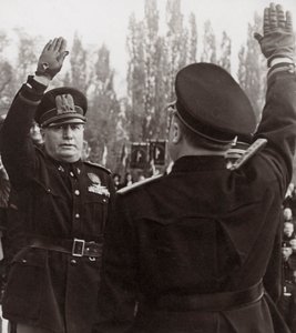 Benito Mussolini honra a un oficial fascista con un saludo de Achille Villani