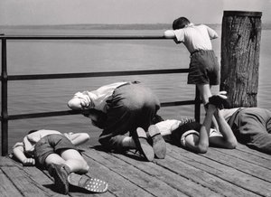 Ocupado con la pesca, Italia, c.1950-60