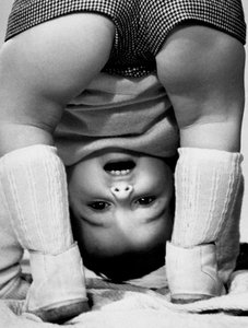Niño agachado, Italia, c.1960
