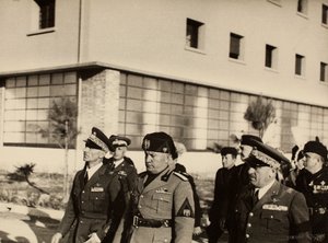 Inauguración de los edificios del Aeropuerto Real "Fausto Pesci" en Bolonia, construido por la Compañía Mauro Toschi fu Ulisse, en presencia del Duce Benito Mussolini, 24/10/1936 de Achille Villani