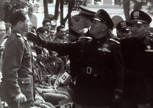 Mussolini saludando a un soldado de Achille Villani