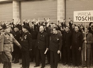 Los trabajadores de la construcción de la Compañía Mauro Toschi fu Ulisse saludan al Duce Benito Mussolini durante la inauguración de los edificios del Aeropuerto Real 