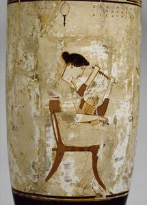 Lekythos de fondo blanco ático decorada con una mujer tocando una cítara (terracota vidriada) de Achilles Painter