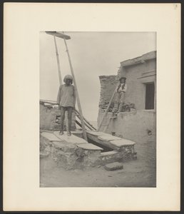Anciano a la entrada de la Kiva, Walpi de Adam Clark “A. C.” Vroman