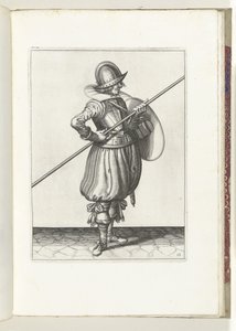 El ejercicio del escudo y la espiga: el soldado mueve la espiga a la posición de arrastre en dos tiempos, primer movimiento (n.º 13), 1618 The Nassausche Wapen-Handelinge, van Schilt, Spies, Rappier and the Targe : beyde figuerlick representado, ende enmar de Adam van Breen