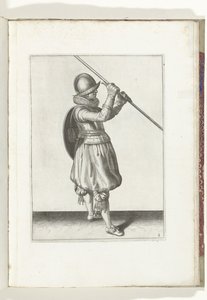 El ejercicio del escudo y la pica: el soldado con la pica en ángulo en ambas manos y el escudo en la espalda (n.º 2), 1618 El Nassausche Wapen-Handelinge, van Schilt, Spies, Rappier and the Targe : beyde figuerlick representado, y enmarcado después del nue de Adam van Breen