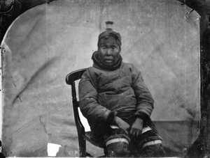 Una anciana inuk sentada en una silla de Admiral Edward Augustus Inglefield