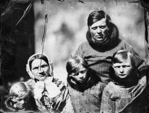Funcionario danés (Hans Elberg) y familia