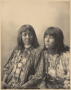 Cepillado en contra y ojitos bizcos, apaches de San Carlos