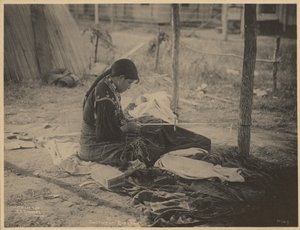 [Mujer de la nación Meskwaki trabajando con abalorios].
 de Adolph F. Muhr
