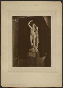 [«Safo invocando a los dioses para que la inspiren», de Pradier / Museo del Louvre] de Adolphe Braun