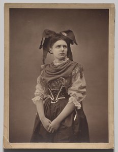 Mujer joven alsaciana de Adolphe Braun