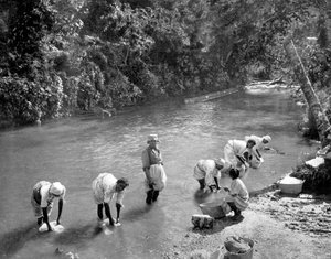 Mujeres lavando ropa en el río, Port Antonio, Jamaica, c1905