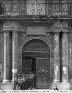 Grupo de escolares saliendo del Hotel de Ville, c.1890-99 de Adolphe Giraudon