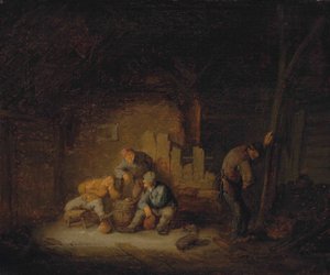 Campesinos sentados y bebiendo en un granero con un perro