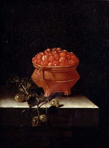 Fresas y grosellas en un borde de piedra