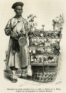 El vendedor de juguetes golpeando un gong de cobre para llamar la atención sobre sus muñecas, coches, mariposas de seda y silbatos, caminando por la Puerta de la Flor Oriental del Palacio Imperial en Pekín. Ilustración del viaje a Pekín y el norte de China