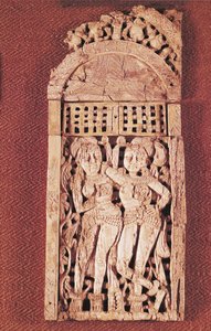 Placa india tallada que representa dos figuras femeninas bajo un torana, de Begram, Afganistán, siglo I-II de Afghan School