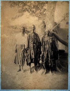 Tres hombres senegaleses con traje tradicional (foto en blanco y negro) de African