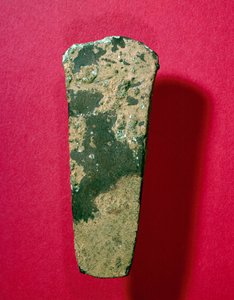 Arte galo: hacha de cobre que data de la Edad del Bronce, 800 a.C. Saint Germain en Laye, Museo de Arqueología Nacional