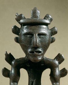 Prehistoria: figurilla de guerrero de bronce del Tesoro de Galic (Kostroma, Rusia). 1500 a.C. Edad del Bronce. Moscú, Museo Histórico Estatal